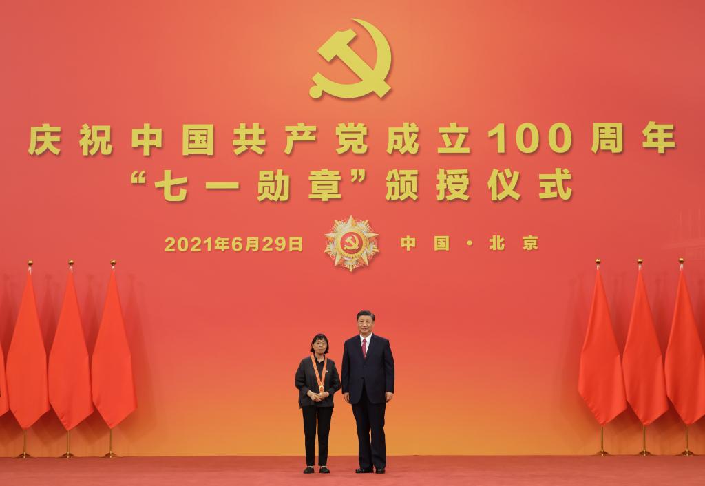 2021年6月29日，習近平總書記向“七一勛章”獲得者張桂梅頒授勛章。